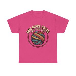 Camiseta bordada / Camiseta con humor "One More Skein" para artesanos imagen 11