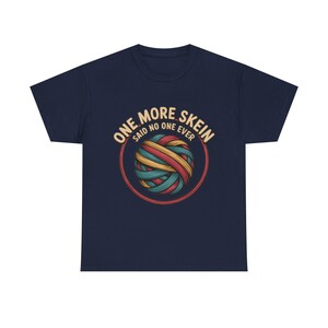 Camiseta bordada / Camiseta con humor "One More Skein" para artesanos imagen 8