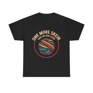 Camiseta bordada / Camiseta con humor "One More Skein" para artesanos imagen 2