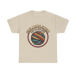 Camiseta bordada / Camiseta con humor "One More Skein" para artesanos imagen 3