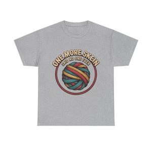 Camiseta bordada / Camiseta con humor "One More Skein" para artesanos imagen 4
