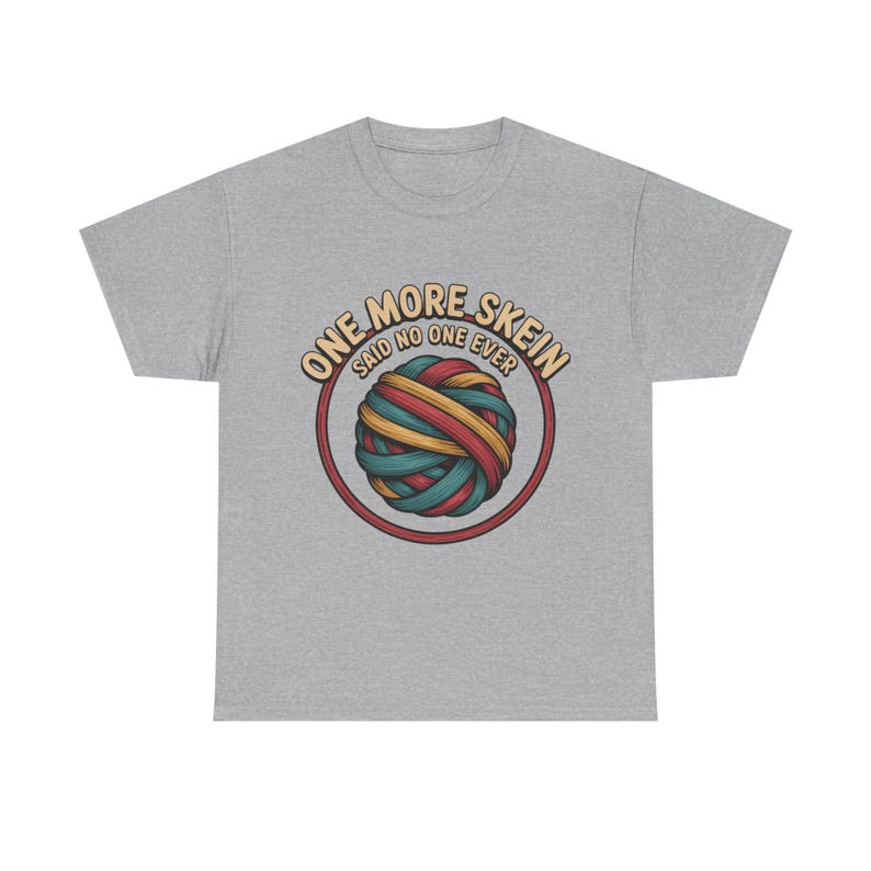 Camiseta bordada / Camiseta con humor "One More Skein" para artesanos imagen 4
