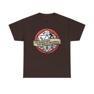 Camiseta de Dungeon Master / Seis horas de preparación, cinco minutos de encuentro / Regalo para la campaña del Caos de D&D imagen 8