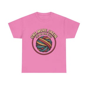 Camiseta bordada / Camiseta con humor "One More Skein" para artesanos imagen 10
