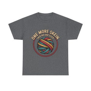 Camiseta bordada / Camiseta con humor "One More Skein" para artesanos imagen 5