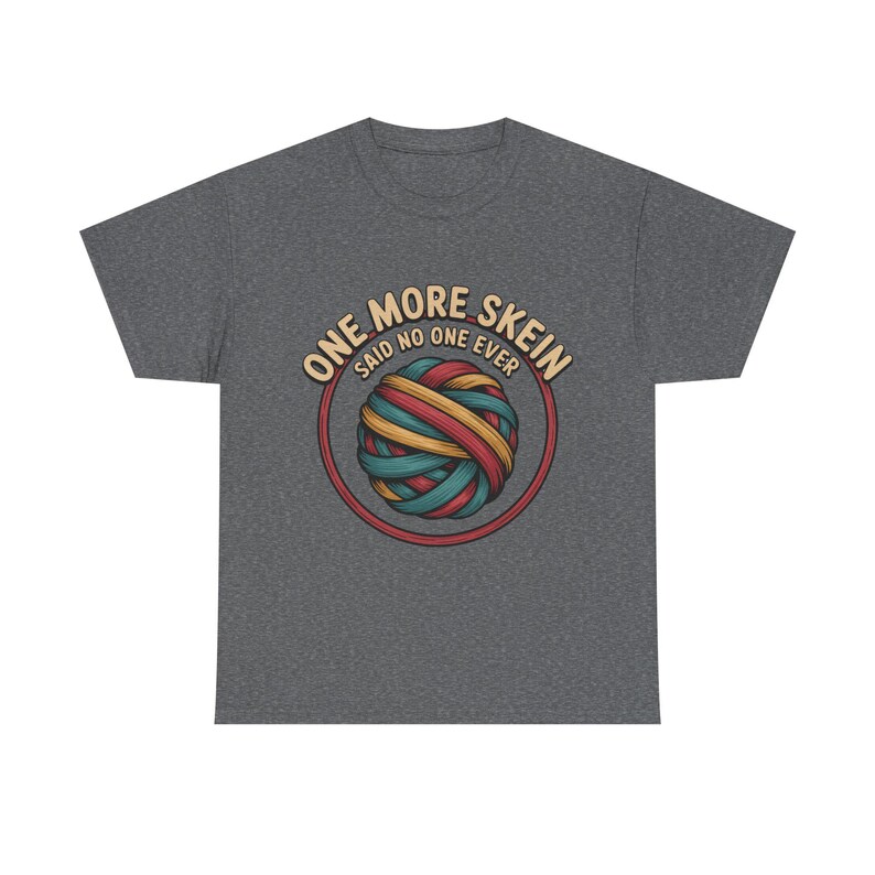 Camiseta bordada / Camiseta con humor "One More Skein" para artesanos imagen 5