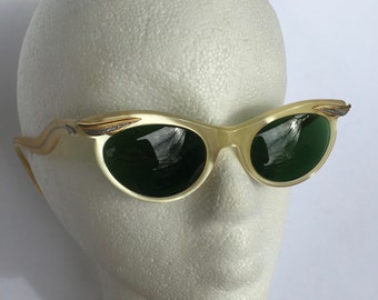 Vintage Victory Sunglasses CATS EYE Peralized with Gold and Silver Accents Size 5 1/2  44-20