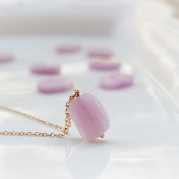 Raw Kunzite Necklace - Kunzite Necklace - Leo Necklace - Mother Healing Necklace - Lilac Kunzite Pendant Necklace - Pink Gemstone Necklace