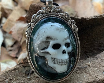 Handmade Glowing Resin Skull Pendant - A Spooky and Unique Accessory