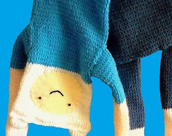Bufanda unisex inspirada en el personaje de Finn el Humano de la serie animada Hora de Aventuras, tejida a mano en acrílico, lana y fieltro.