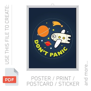Könnte beinhalten: Ein gerahmtes Poster mit dunkelblauem Hintergrund zeigt ein Cartoon-Raumschiff, Planeten und Sterne. Die Worte "DON'T PANIC" sind in Gelb gehalten. Das Poster trägt die Aufschrift "POSTER / PRINT / POSTCARD / STICKER". Ein PDF-Symbol befindet sich in der unteren linken Ecke.