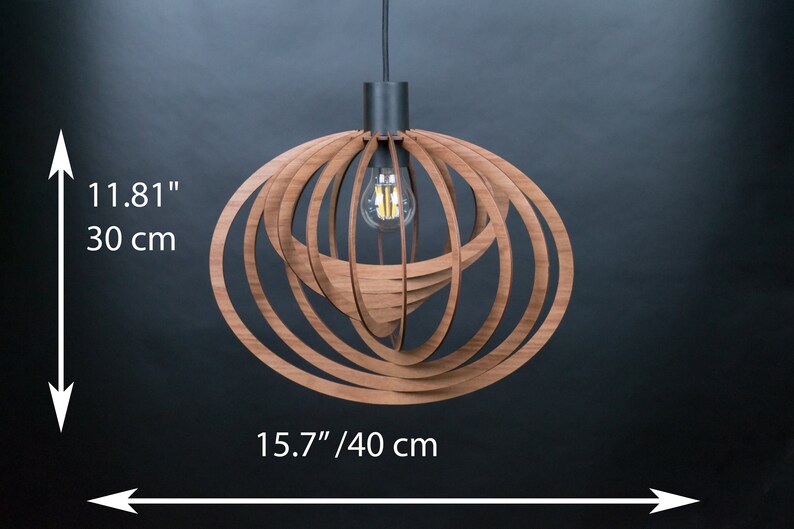 Puede incluir: Una l&aacute;mpara colgante de madera con un dise&ntilde;o circular. La l&aacute;mpara tiene 30 cm de alto y 40 cm de ancho. Tiene un acabado de madera marr&oacute;n y un cable de metal negro.