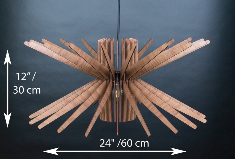 K&ouml;nnte beinhalten: Eine Deckenleuchte aus Holz mit einem Sternburst-Design. Die Leuchte ist 60 cm breit und 30 cm hoch.