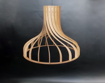 Peut inclure: Un luminaire suspendu en bois avec un design unique et incurvé. La lumière est faite de fines bandes de bois qui sont entrelacées pour créer un motif géométrique.