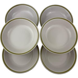 Może przedstawiać: Sześć kremowobiałych ceramicznych misek z zieloną obwódką. Miski są ułożone parami, prezentując swój prosty, klasyczny design. Idealne do serwowania zup, płatków śniadaniowych lub dodatków. Czysta, minimalistyczna estetyka do codziennego użytku.