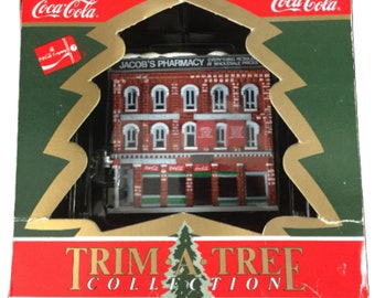 Coca Cola Ornamento Jacob's Pharmacy Building Soda Fountain Coke Trim a Tree Collection Vintage 1991 Buone vacanze Natale Ricordo