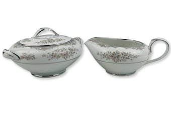 Noritake Royce suikerpot met deksel en melkkan 5809 geelbruine en blauwe rand en bloemen platina afwerking gemaakt in Japan jaren 1950 vintage