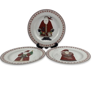 Debbie Mumm Santa&#39;s Retweet Salad Dessert Plates Set of 3 Vintage 8&quot; Sakura 1998 Winter Scene Christmas Indonesia