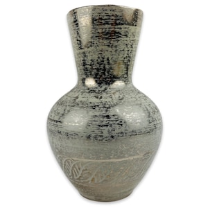 Puede incluir: Un jarrón decorativo con un acabado metálico texturizado. El jarrón tiene un cuerpo bulboso y un cuello acampanado. La combinación de colores es principalmente plateada y gris, con un patrón desgastado similar a pinceladas. La base presenta un diseño sutil en relieve.