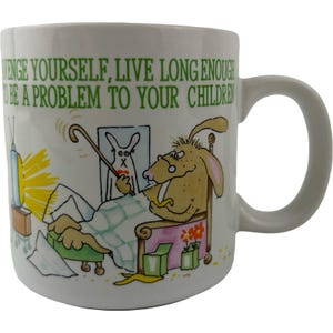Könnte beinhalten: Weißer Keramikbecher mit einer humorvollen Cartoon-Illustration eines Kaninchens, das Pfeife raucht, mit dem Text "AVENGE YOURSELF, LIVE LONG ENOUGH TO BE A PROBLEM TO YOUR CHILDREN" in grüner Schrift. Der Becher hat einen gebogenen Griff.