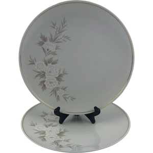 Assiettes plates Noritake Belda, lot de 2, vintage, 27 cm, décor floral blanc, feuilles beige, liseré intérieur doré, référence 6342, fabriquées au Japon dans les années 1960