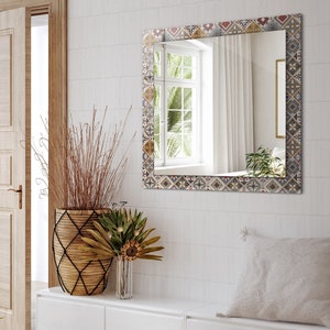 Bunte Fliesenmuster, brauner Rahmenspiegel, kleiner Spiegel, Wandspiegel, Spiegel für Eingang, Rahmen mit gedrucktem Muster