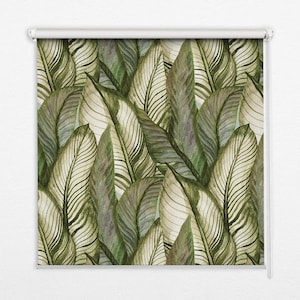 以下が含まれることがあります： 緑と白の熱帯の葉のシームレスなパターン。葉は繰り返しのパターンで配置され、緑豊かで熱帯の雰囲気を作り出しています。