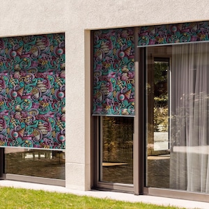 Könnte beinhalten: Zwei Fenster mit bunten, gemusterten Rollos. Die Rollos haben ein verspieltes Design mit verschiedenen Farben und Formen. Die Fenster sind in Braun gerahmt und haben weiße Verzierungen.