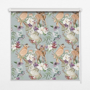 以下が含まれることがあります： 薄い青色の背景に、白いウサギ、茶色の鹿、茶色の鳥、紫の花が繰り返し描かれたパターン。このパターンは、窓のブラインドのための幻想的なデザインです。