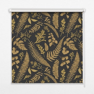 以下が含まれることがあります： 様々な葉とシダの繰り返しパターンが施された、黒と金のローラーシェードです。