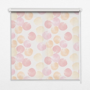 Peut inclure: Un store enrouleur blanc avec un motif de cercles d'aquarelle roses et jaunes.