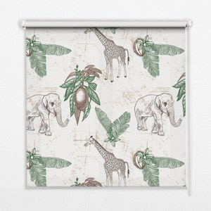 Peut inclure: Un store enrouleur blanc avec un motif répété de girafes, d'éléphants et de feuilles tropicales. Le motif est dessiné en brun et vert sur un fond blanc.