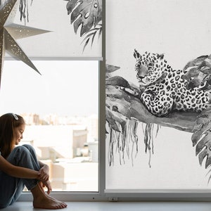 以下が含まれることがあります： 白い背景に、熱帯の葉のある枝に座っているヒョウの白黒の水彩画。ヒョウは左を見ています。