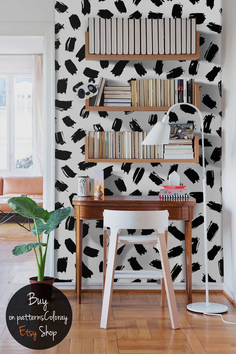 Puede incluir: Una pared blanca con un papel tapiz de patr&oacute;n de pinceladas en blanco y negro. Tres estantes de madera con libros est&aacute;n montados en la pared. Una l&aacute;mpara de escritorio blanca est&aacute; en el estante inferior. Una silla blanca y un escritorio de madera est&aacute;n frente a la pared. Una planta verde est&aacute; en una maceta marr&oacute;n en el suelo. El texto "Buy on patternsColoray Etsy Shop" est&aacute; en el suelo.
