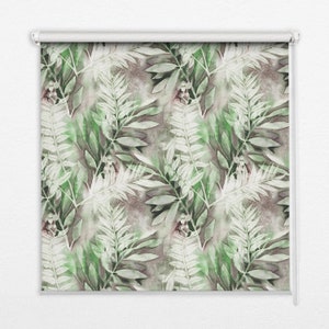 Może przedstawiać: Aquarelowy wydruk zielonych i białych tropikalnych liści na szarym tle. Liście są ułożone w powtarzający się wzór i mają miękki, wyblakły wygląd.