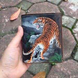 Cartera de cuero hecha a mano con grabado de tigre / Regalo único para él / byhalinh / Cartera de cuero personalizada