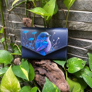 Mini billetera de cuero genuino azul: cosida a mano, patrón de pájaro único pintado a mano/byhalinh/cuero hecho a mano