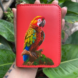 Cartera de piel artesanal con ilustración de guacamayo / Monedero rojo de mano / byhalinh