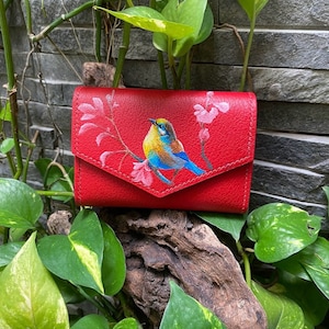 Carteira de couro vermelha feita à mão com pássaro pintado à mão e design floral – Presente exclusivo de artesão/byhalinh