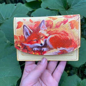 Handgefertigtes Mini-Portemonnaie aus Leder – Handgemalter schlafender Fuchs im Herbstlaub