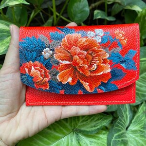 Mini billetera de cuero genuino hecha a mano / Diseño de peonía pintado a mano / Regalo único para ella / byhalinh