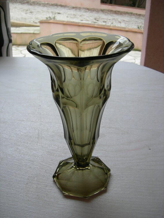 Articles similaires à Ancien VASE forme Tulipe ART DECO en verre fumé