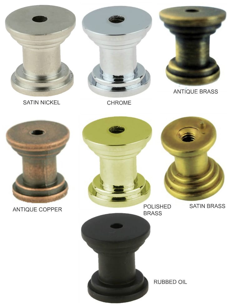 Pu&ograve; includere: Un set di dieci pomelli per armadi in diverse finiture, tra cui nichel satinato, cromo, ottone anticato, rame anticato, ottone lucido, ottone satinato e olio strofinato.