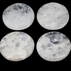 Pu&ograve; includere: Quattro sottobicchieri rotondi in cristallo bianco, lucidi. I sottobicchieri sono lisci e hanno un aspetto nuvoloso e traslucido.