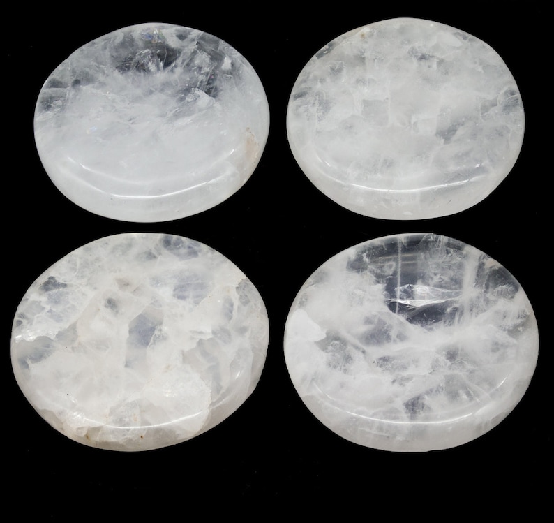 Pu&ograve; includere: Quattro sottobicchieri rotondi in cristallo bianco, lucidi. I sottobicchieri sono lisci e hanno un aspetto nuvoloso e traslucido.