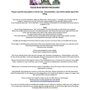 Pu&ograve; includere: PER FAVORE, LEGGI PRIMA DI ACQUISTARE.  Testo che spiega i dettagli dell'elenco per pomelli e maniglie in cristallo.  Il testo menziona che i pomelli hanno un diametro di 16 mm e un'altezza di 16 mm, e che le maniglie sono lunghe 7,6 cm.  Il testo menziona anche che i pomelli sono realizzati in pietra naturale e possono variare in dimensioni, forma e colore.