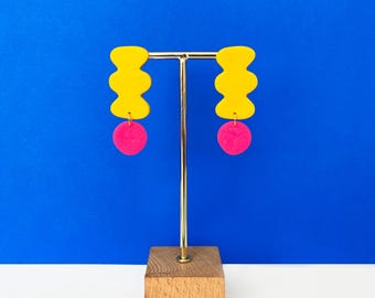 Funky hangoorbellen van polymeerklei: op stammen geïnspireerd op jaren 90