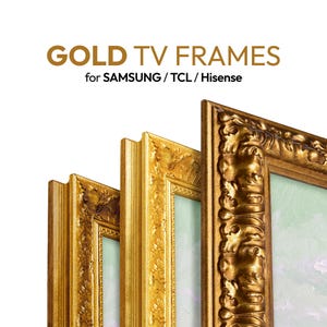 Può includere: Tre cornici per televisore color oro con dettagli ornamentali in rilievo, disposte in fila sfalsata. Il testo in alto recita GOLD TV FRAMES for SAMSUNG / TCL / Hisense. Queste cornici sono progettate per adattarsi ai bordi di uno schermo televisivo.