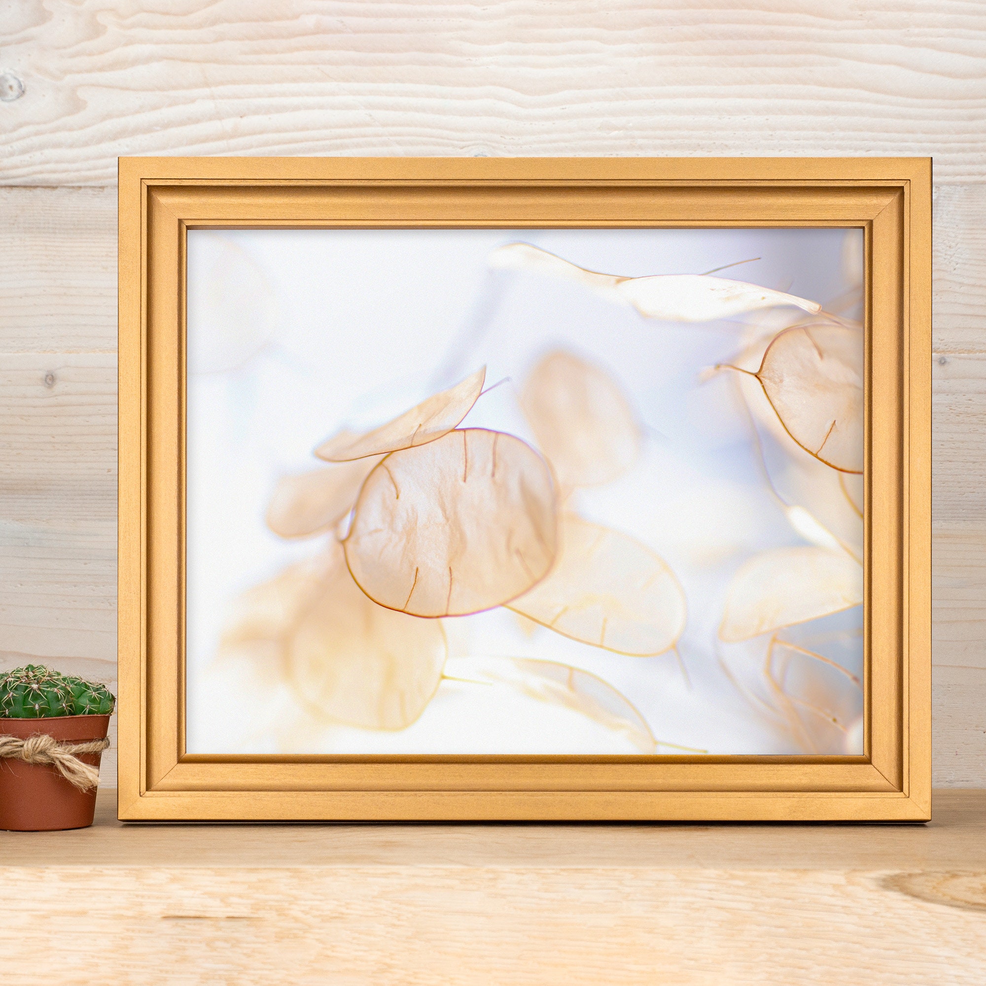 装飾的なゴールドの写真額縁 油絵額縁 8203/アンティークゴールド F4号（333×242mm） 前面UVカット