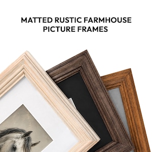 Op de afbeelding: Drie fotolijsten met passe-partout en houtnerftextuur in lichtbeige, donkerbruine en middenbruine afwerkingen. De tekst MATTED RUSTIC FARMHOUSE PICTURE FRAMES staat boven de lijsten. Eén lijst bevat een gedeeltelijke afbeelding van een paard.